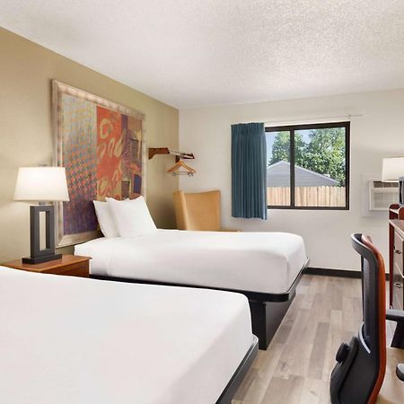 Hotel Baymont By Wyndham Hutchinson Esterno foto