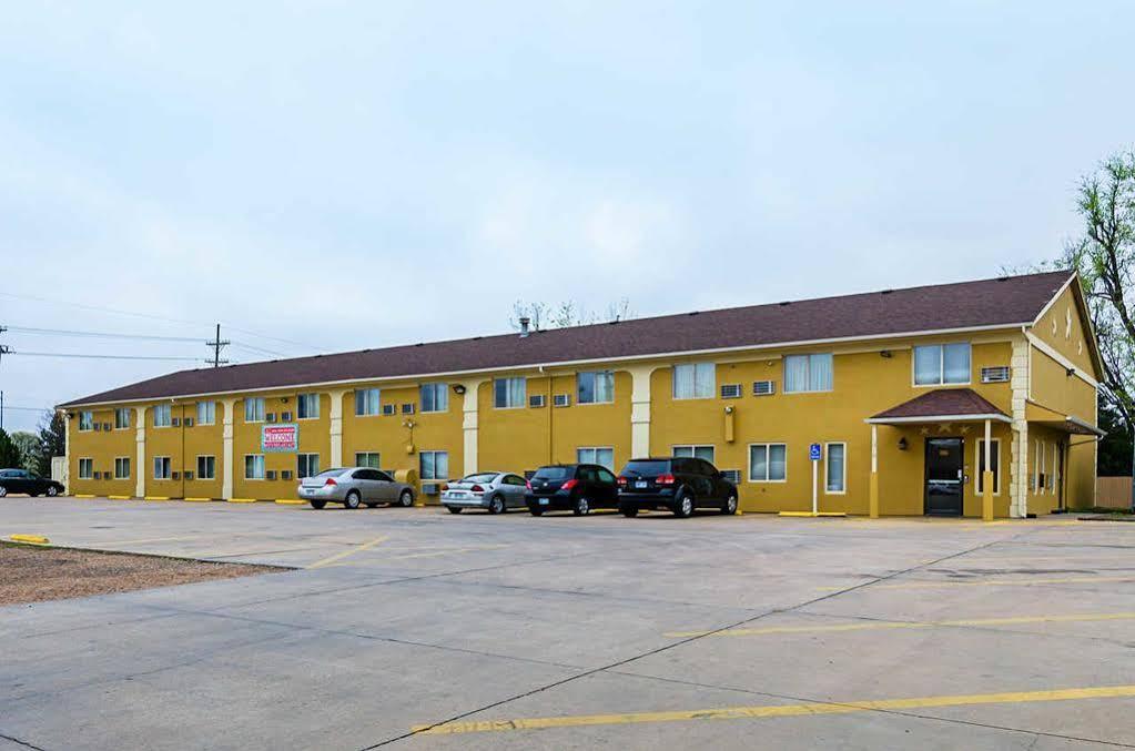Hotel Baymont By Wyndham Hutchinson Esterno foto