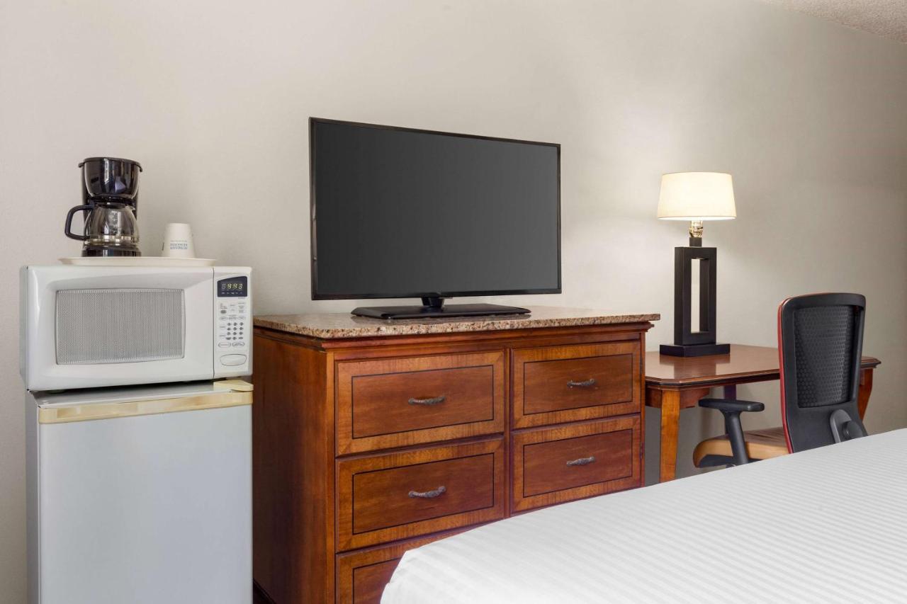 Hotel Baymont By Wyndham Hutchinson Esterno foto