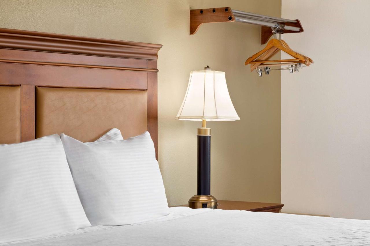 Hotel Baymont By Wyndham Hutchinson Esterno foto