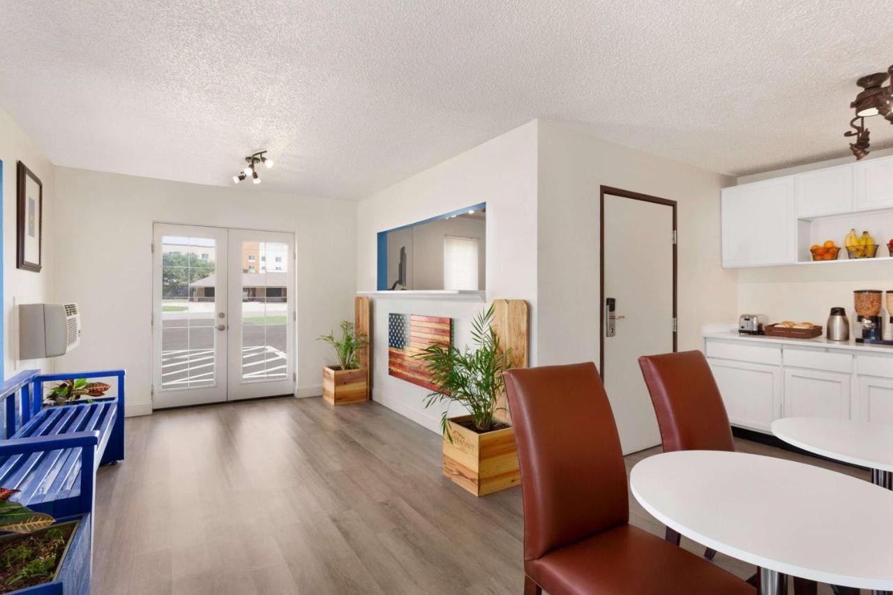 Hotel Baymont By Wyndham Hutchinson Esterno foto